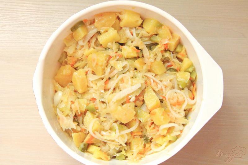 Фото приготовление рецепта: Постный картофельный салат с квашеной капустой шаг №8
