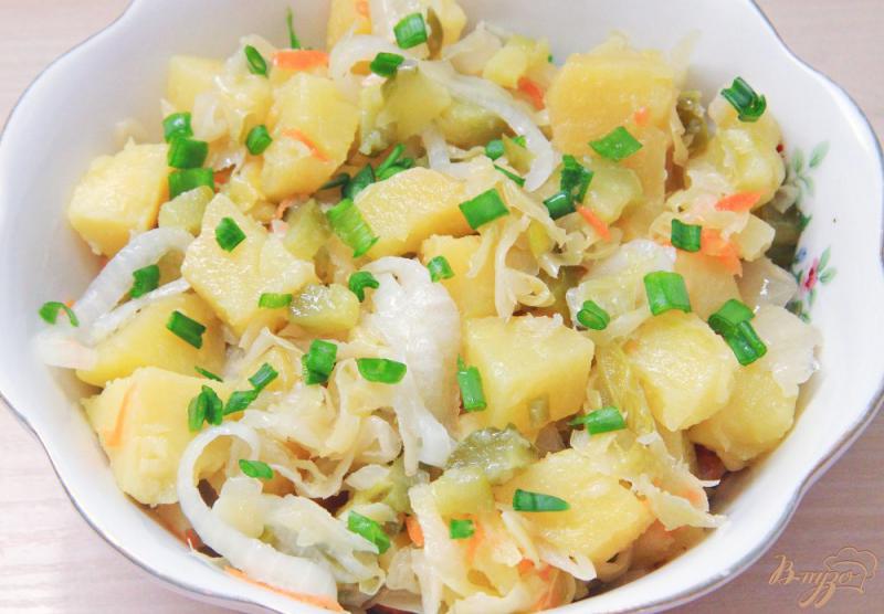 Фото приготовление рецепта: Постный картофельный салат с квашеной капустой шаг №9