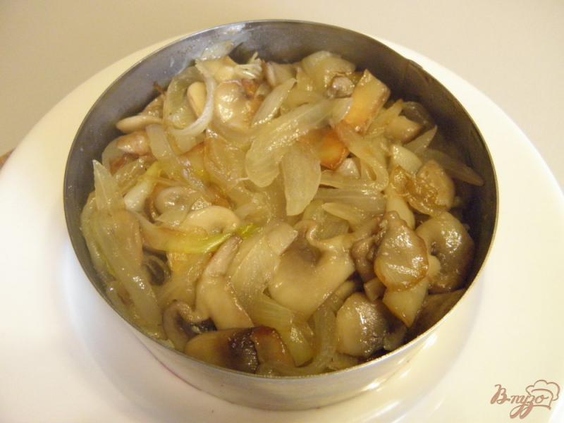 Фото приготовление рецепта: Свекольный салат с грибами и орешками шаг №6