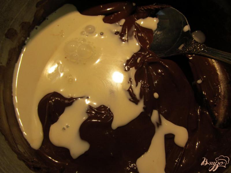 Фото приготовление рецепта: Шоколадные конфеты с черносливом и кунжутом шаг №3