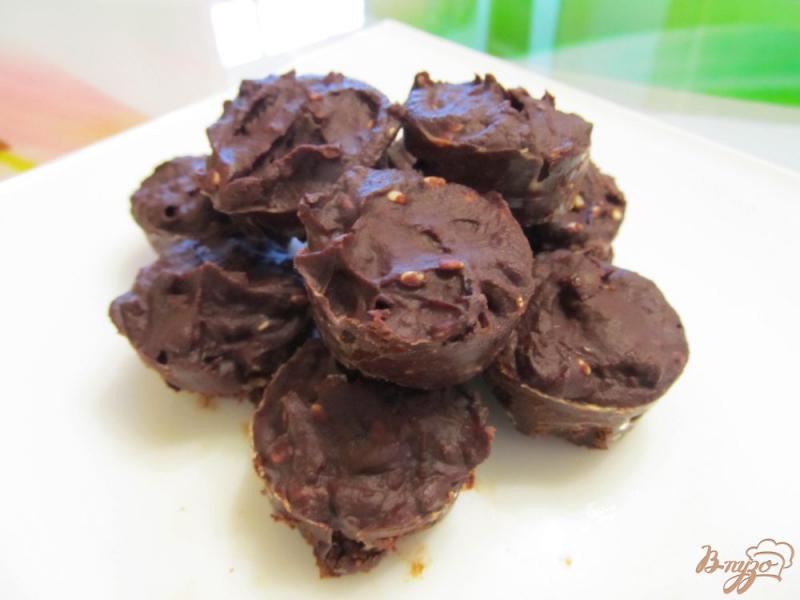 Фото приготовление рецепта: Шоколадные конфеты с черносливом и кунжутом шаг №8