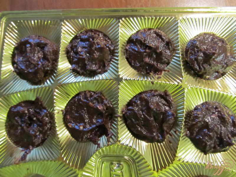 Фото приготовление рецепта: Шоколадные конфеты с черносливом и кунжутом шаг №7