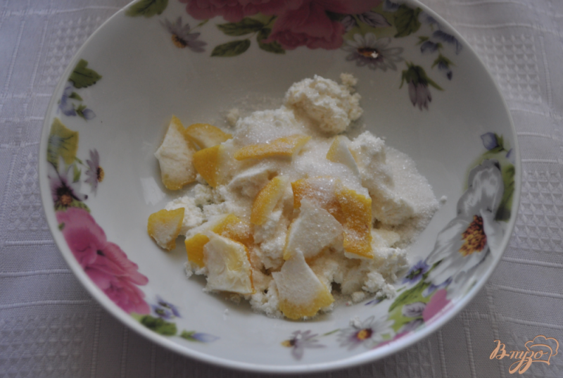 Фото приготовление рецепта: Творожный десерт с малиной и лимонной цедрой шаг №4