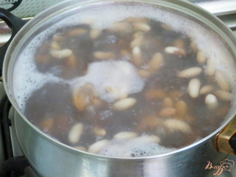 Фото приготовление рецепта: Фасоль со свининой в томатном соусе шаг №3
