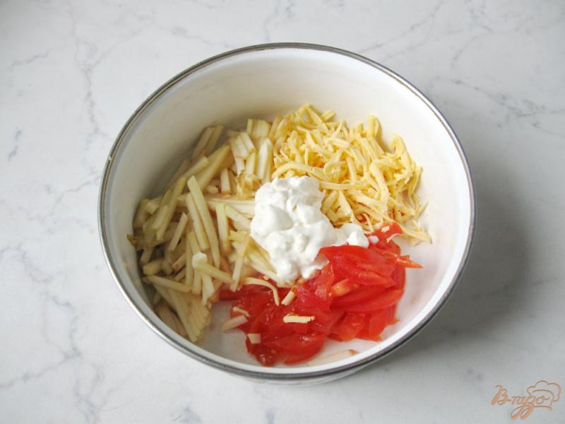 Фото приготовление рецепта: Салат из помидоров, сыра и яблок шаг №6