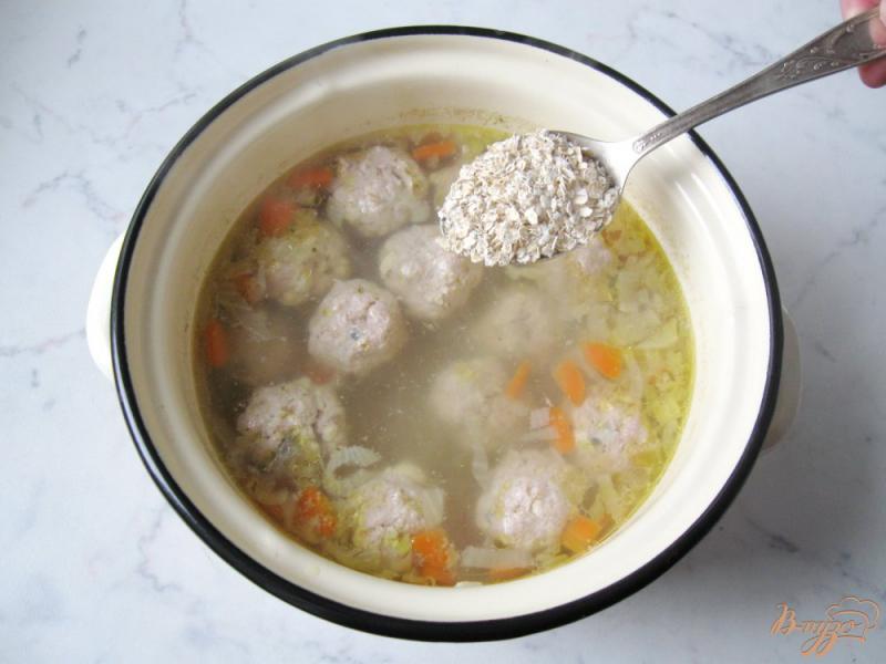 Фото приготовление рецепта: Суп с освяными хлопьями и фрикадельками шаг №6