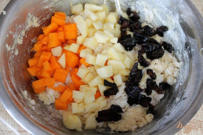 Фото приготовление рецепта: Печенье с черносливом, тыквой и яблоком шаг №4