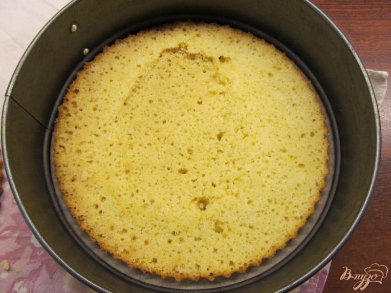 Фото приготовление рецепта: Торт с творожно-сливочным кремом и фруктами шаг №15