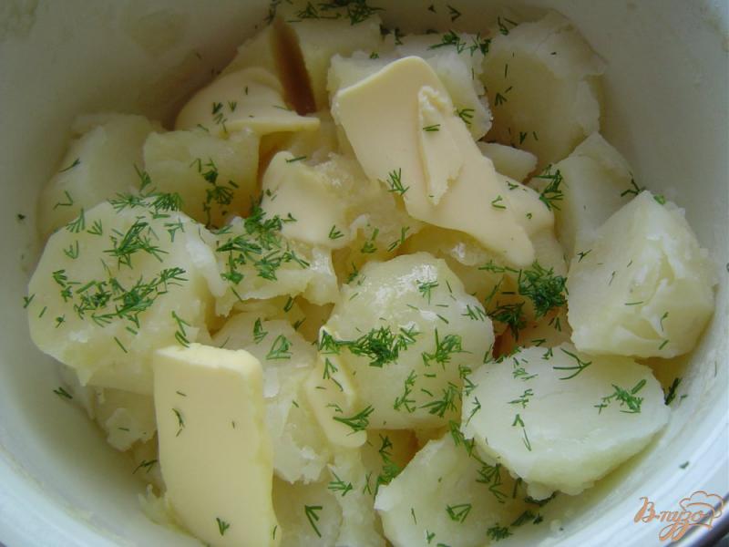 Фото приготовление рецепта: Пирожки картофельные «Цветочки» шаг №2