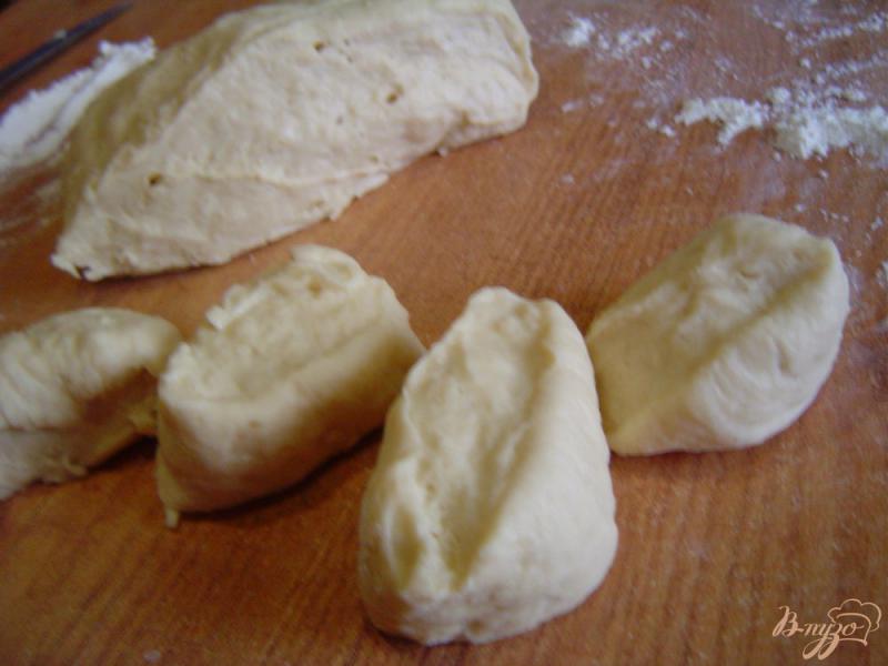 Фото приготовление рецепта: Пирожки картофельные «Цветочки» шаг №4