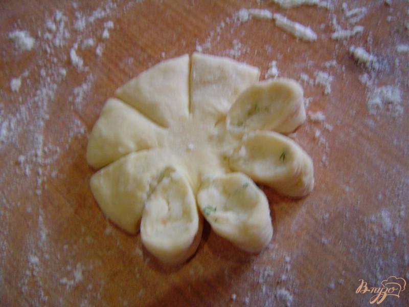 Фото приготовление рецепта: Пирожки картофельные «Цветочки» шаг №8