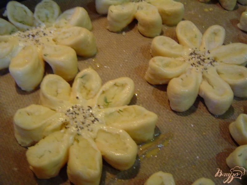 Фото приготовление рецепта: Пирожки картофельные «Цветочки» шаг №10