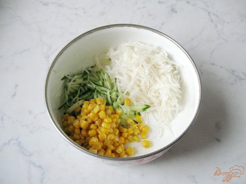 Фото приготовление рецепта: Салат из кукурузы, редьки и огурца шаг №3