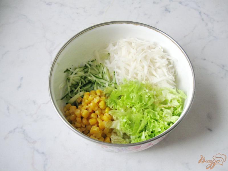Фото приготовление рецепта: Салат из кукурузы, редьки и огурца шаг №4