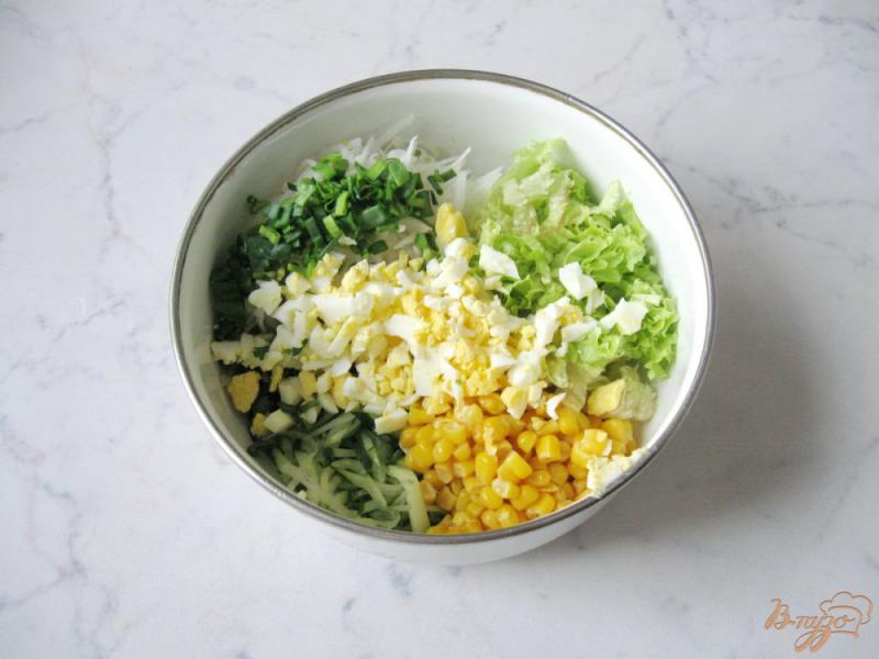 Фото приготовление рецепта: Салат из кукурузы, редьки и огурца шаг №6