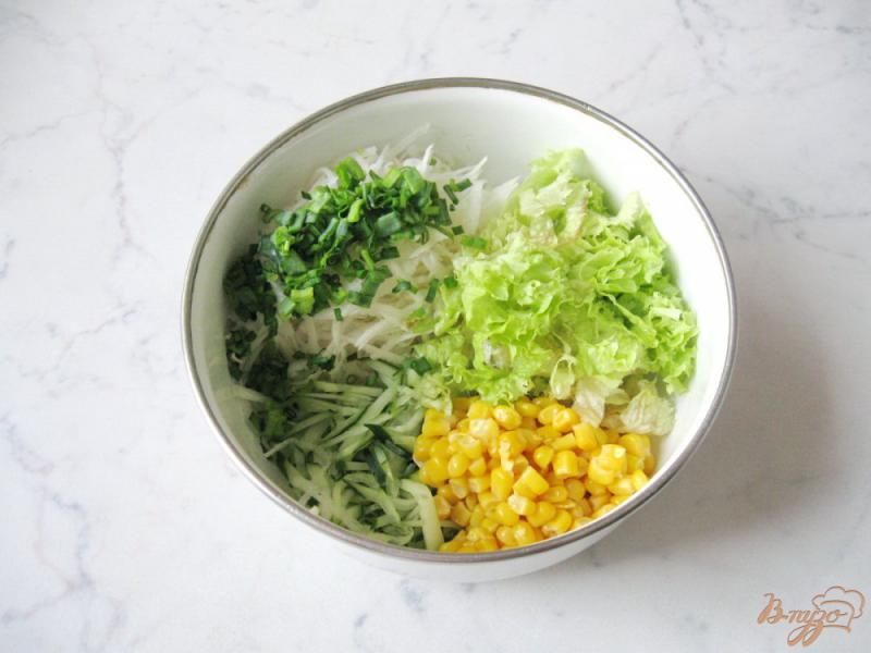 Фото приготовление рецепта: Салат из кукурузы, редьки и огурца шаг №5