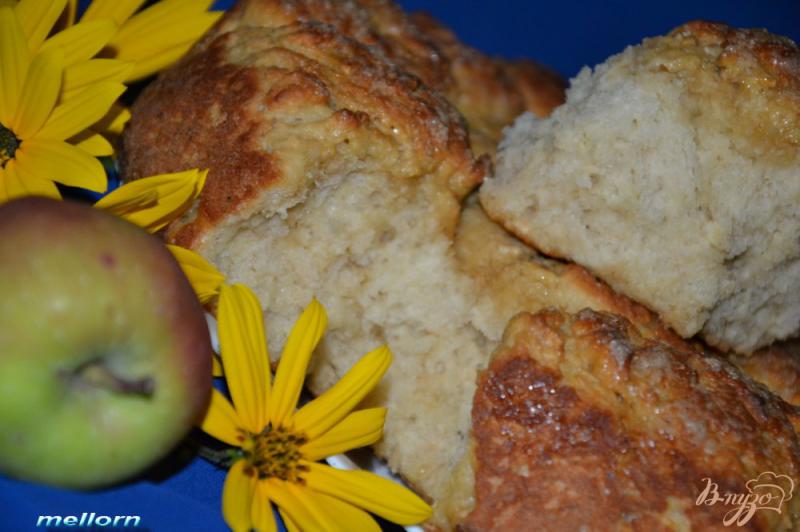 Фото приготовление рецепта: Яблочно-овсяные булочки с карамельной корочкой шаг №7