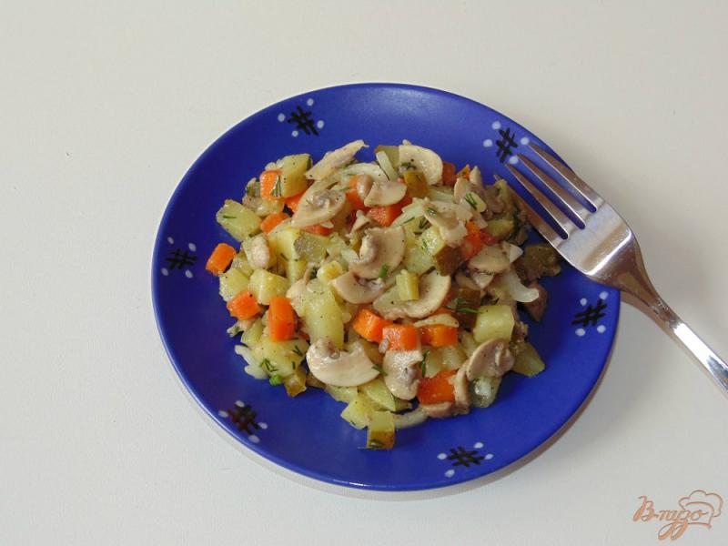 Фото приготовление рецепта: Картофельный салат с шампиньонами шаг №7