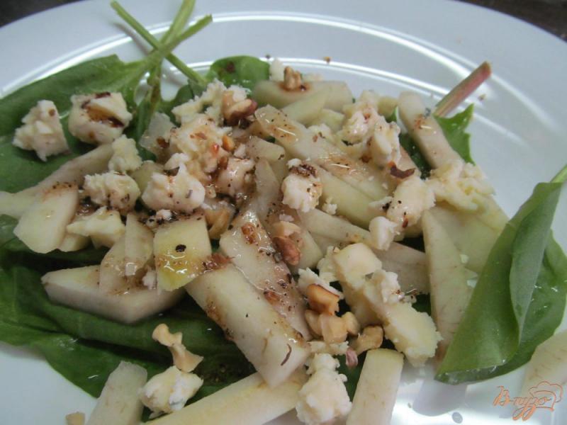Фото приготовление рецепта: Салат с грушей и сыром с плесенью шаг №6