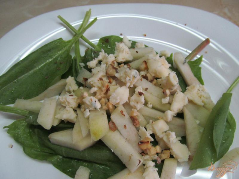 Фото приготовление рецепта: Салат с грушей и сыром с плесенью шаг №4