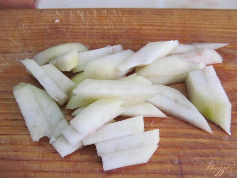 Фото приготовление рецепта: Салат с грушей и сыром с плесенью шаг №2