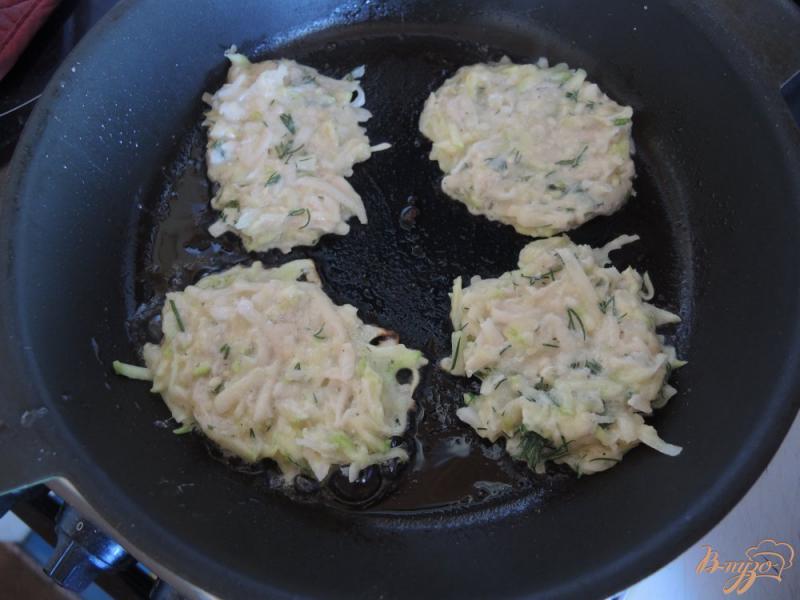 Фото приготовление рецепта: Драники из кабачков и картофеля шаг №4