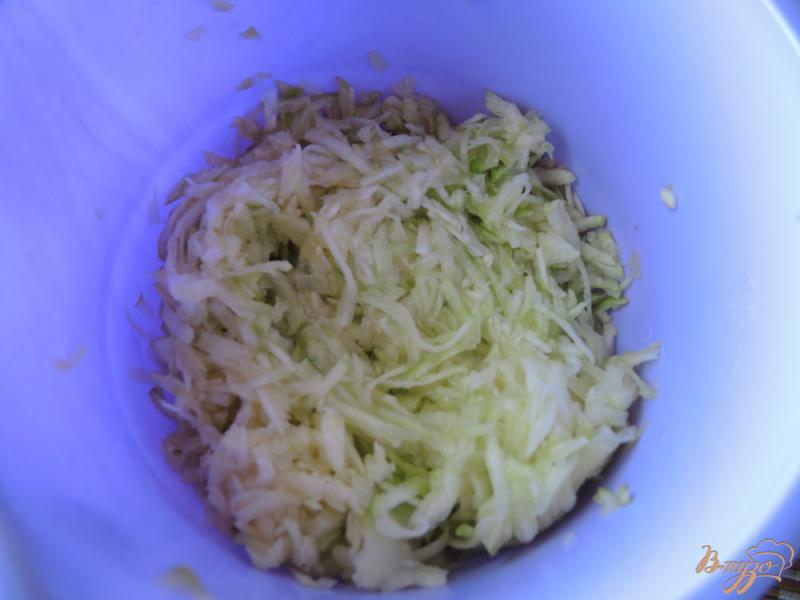 Фото приготовление рецепта: Драники из кабачков и картофеля шаг №2
