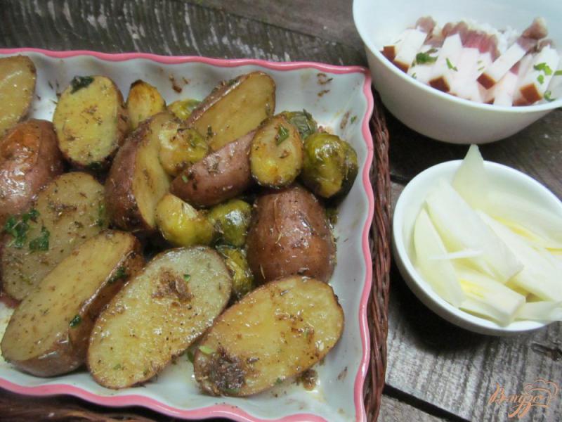 Фото приготовление рецепта: Печенный картофель с брюссельской капустой шаг №5