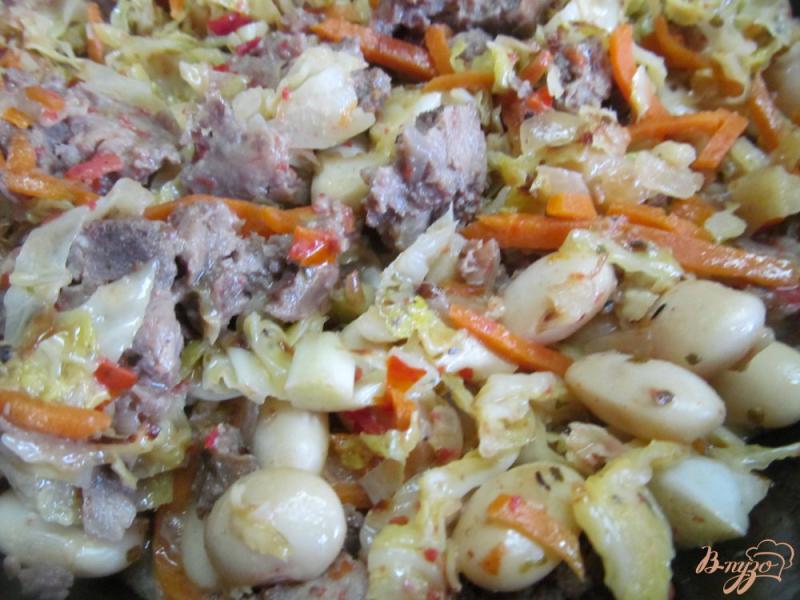 Фото приготовление рецепта: Капуста с фасолью и домашними колбасками шаг №7