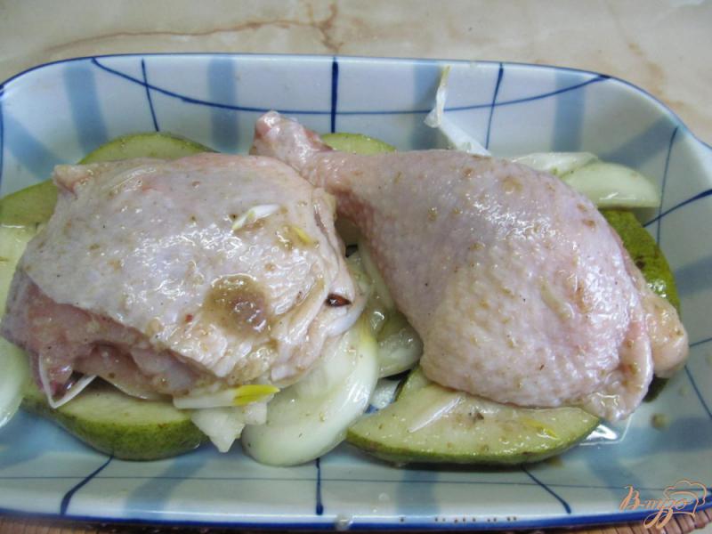 Фото приготовление рецепта: Курица с грушей шаг №4