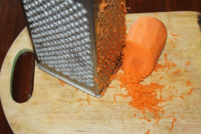 Фото приготовление рецепта: Морковный пирог с изюмом и корицей шаг №1