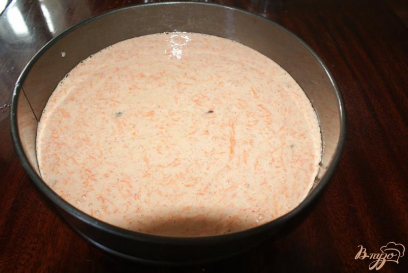 Фото приготовление рецепта: Морковный пирог с изюмом и корицей шаг №6