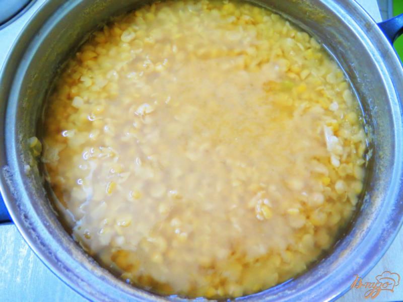 Фото приготовление рецепта: Гороховый суп на бульоне с сосисками шаг №2
