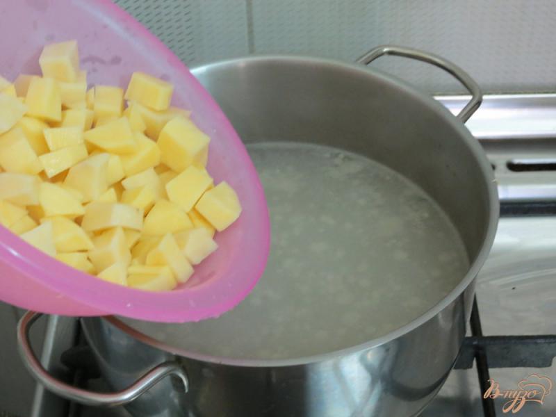 Фото приготовление рецепта: Гороховый суп на бульоне с сосисками шаг №5