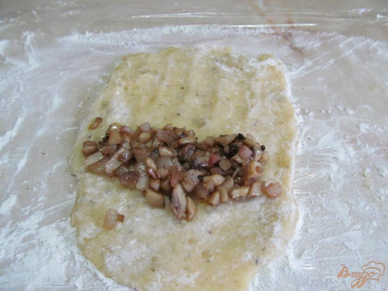 Фото приготовление рецепта: Картофельные рулеты с грибами шаг №5