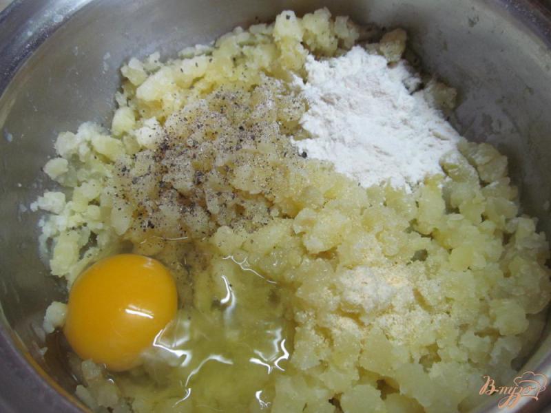 Фото приготовление рецепта: Картофельные рулеты с грибами шаг №4