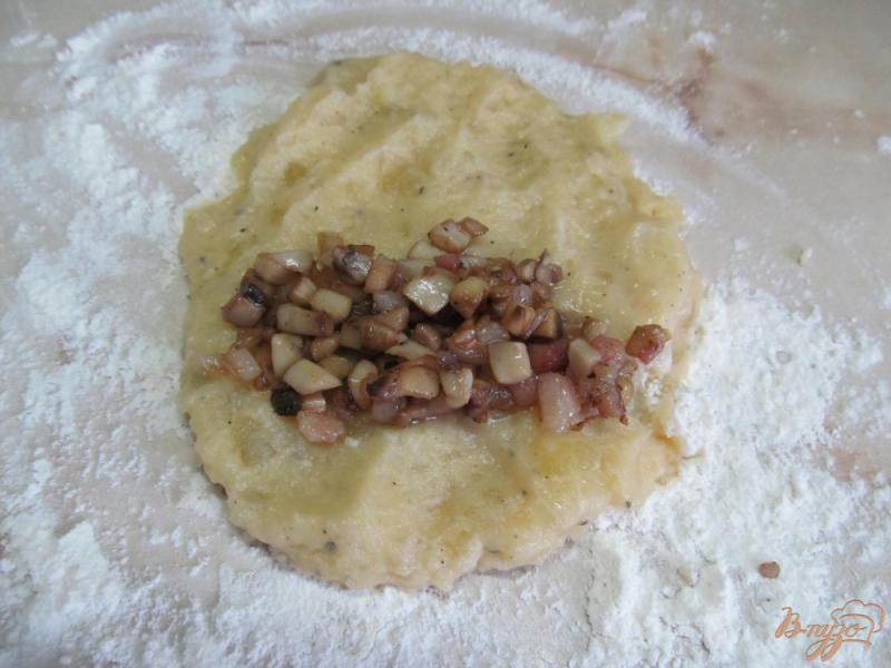 Фото приготовление рецепта: Картофельные рулеты с грибами шаг №8