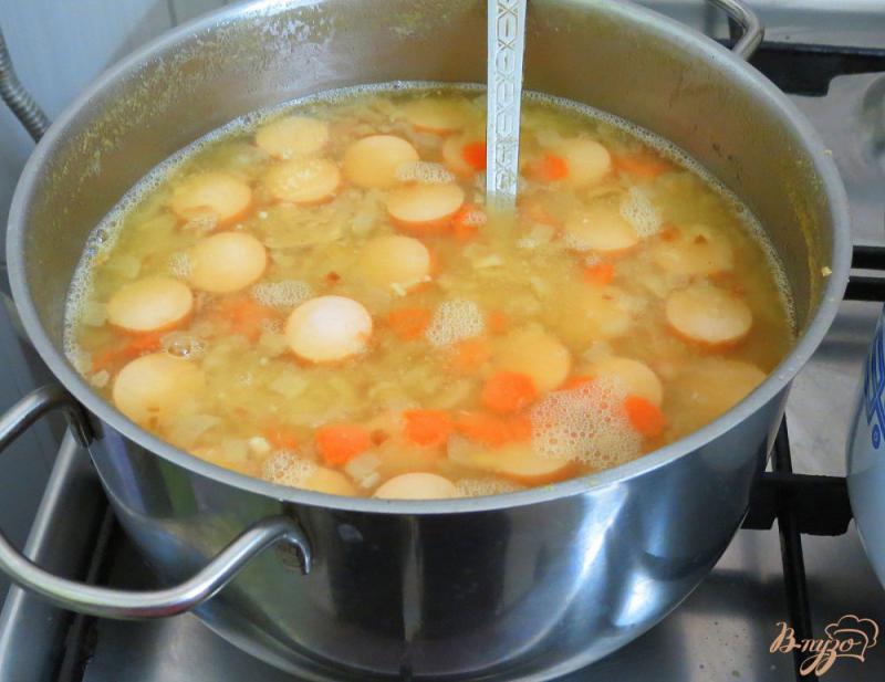 Фото приготовление рецепта: Гороховый суп на бульоне с сосисками шаг №8