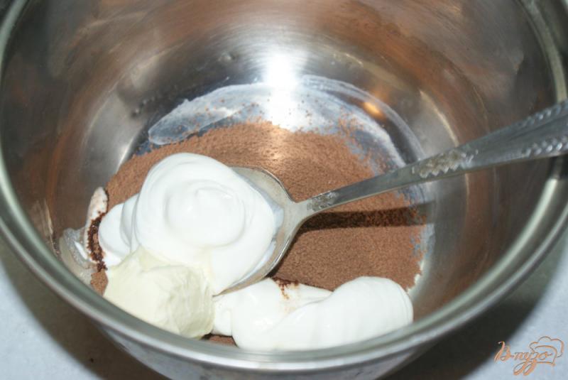 Фото приготовление рецепта: Быстрые кексы в микроволновке шаг №4
