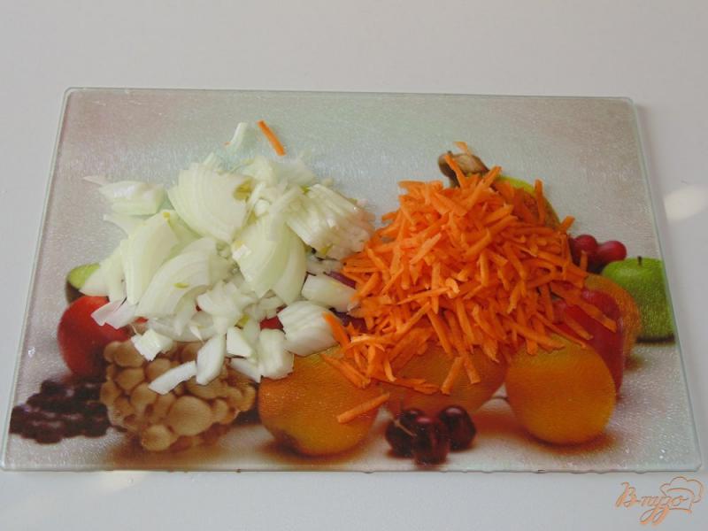 Фото приготовление рецепта: Картофель жареный с овощами, яйцом и зеленым горошком шаг №2