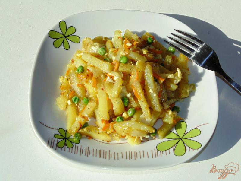 Фото приготовление рецепта: Картофель жареный с овощами, яйцом и зеленым горошком шаг №6