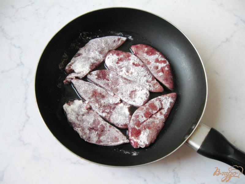 Фото приготовление рецепта: Свиная печень с грибами в сметане шаг №1