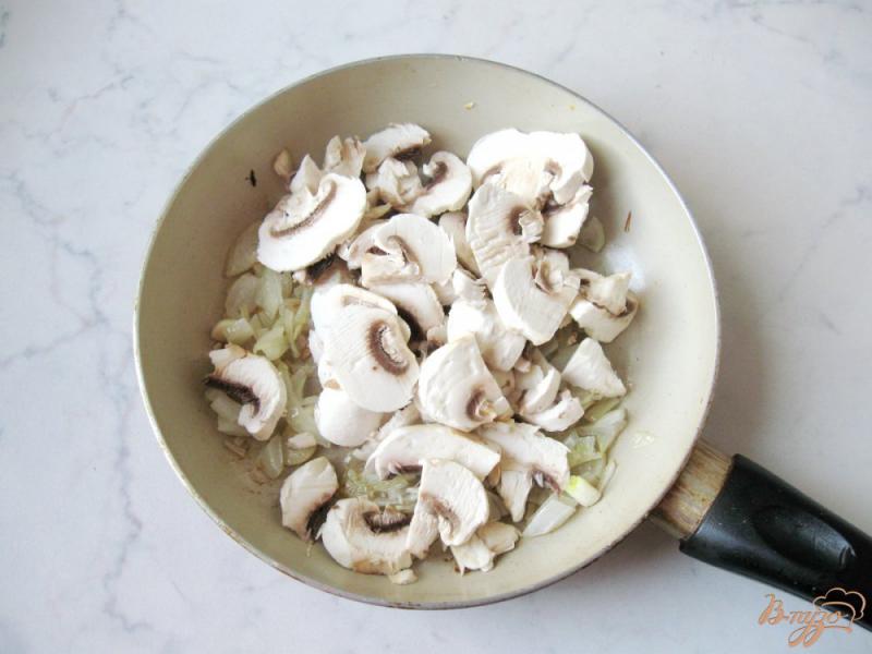 Фото приготовление рецепта: Свиная печень с грибами в сметане шаг №4