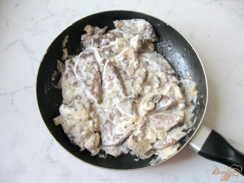 Фото приготовление рецепта: Свиная печень с грибами в сметане шаг №6