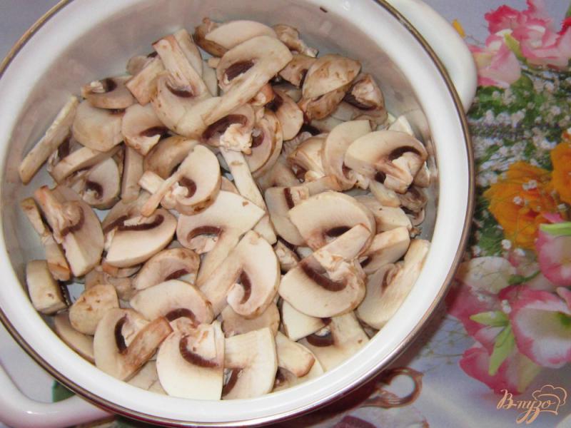 Фото приготовление рецепта: Картофель с грибами в горшочке шаг №2