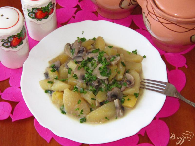 Фото приготовление рецепта: Картофель с грибами в горшочке шаг №7