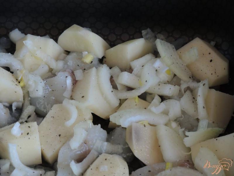 Фото приготовление рецепта: Минтай с картофелем в духовке шаг №3