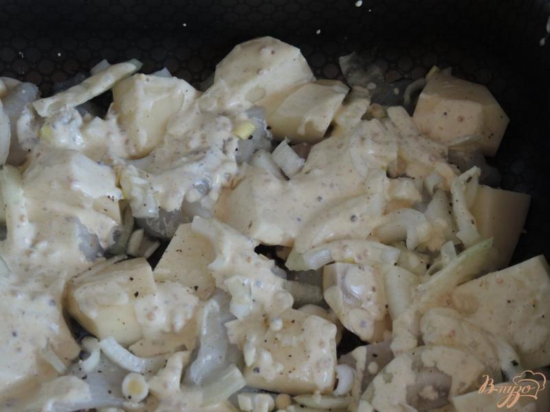 Фото приготовление рецепта: Минтай с картофелем в духовке шаг №5