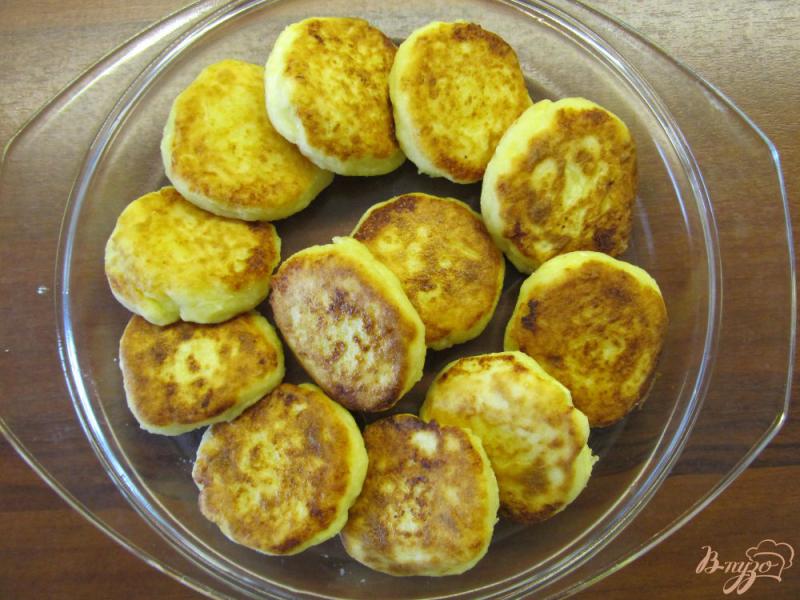 Фото приготовление рецепта: Сырники в сметанном соусе шаг №10
