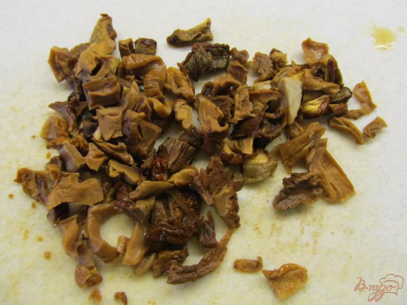 Фото приготовление рецепта: Золотистые щи с сушеными грибами шаг №3